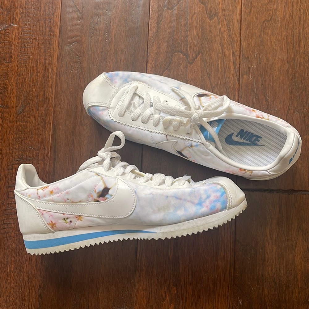 NIKE RETRO FLORAL TENNIS SHOES